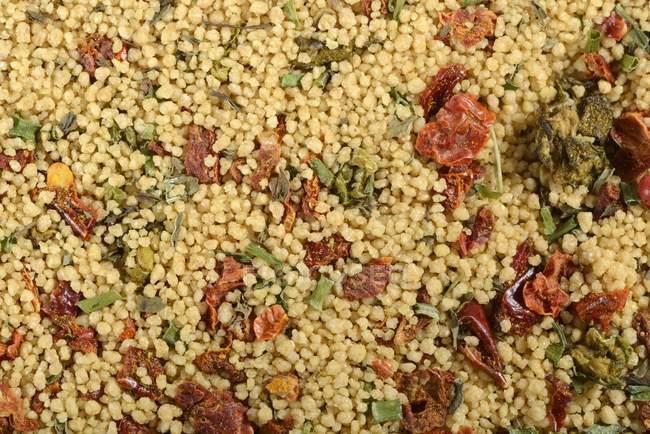 Couscous mit getrocknetem Gemüse und Gewürzen — Stockfoto