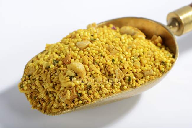 Vue rapprochée du mélange de millet aux fruits secs, noix et épices — Photo de stock