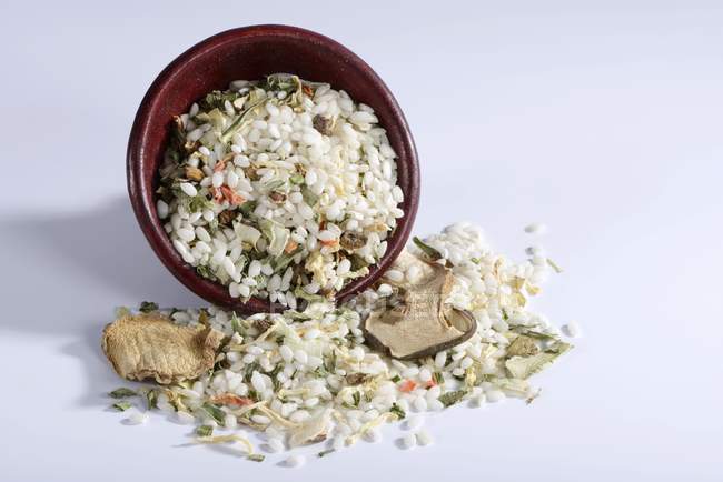 Рис с керамическим блюдом — стоковое фото
