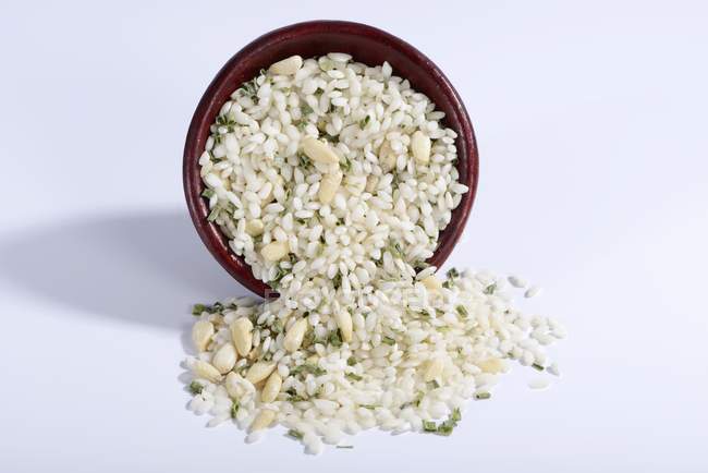 Рис в керамической миске — стоковое фото