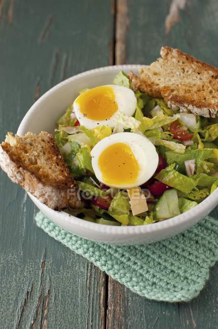 Салат с мягким вареным яйцом — стоковое фото