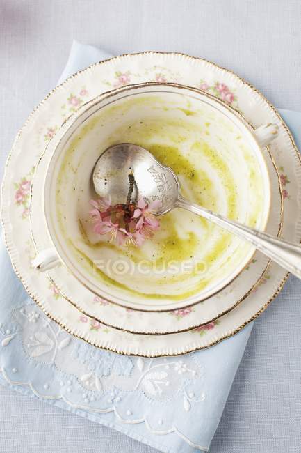 Un tazón blanco con restos de sopa verde - foto de stock
