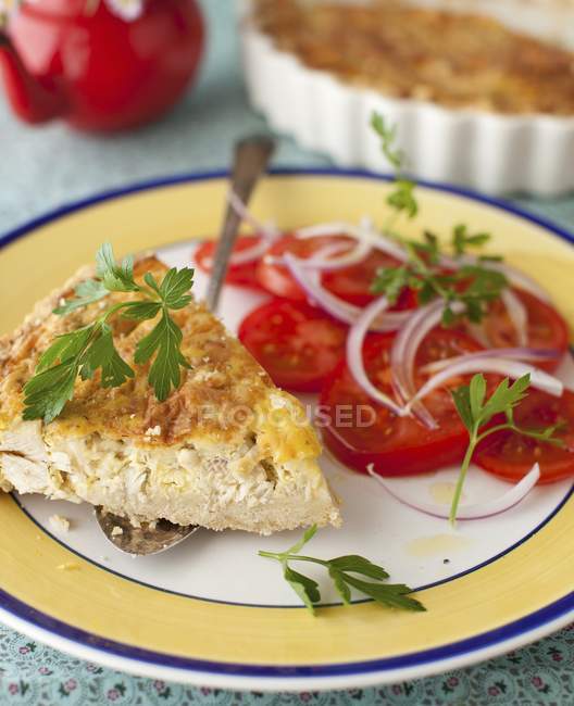 Вид крупным планом на копченую радужную форель и грибной пирог с томатным салатом — стоковое фото
