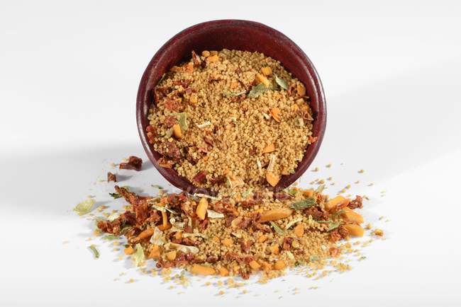 Couscous e ingredientes em tigela virada — Fotografia de Stock
