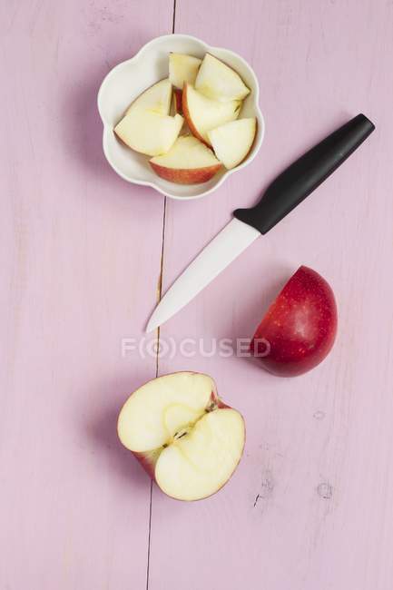 Частично нарезанное свежее яблоко — стоковое фото