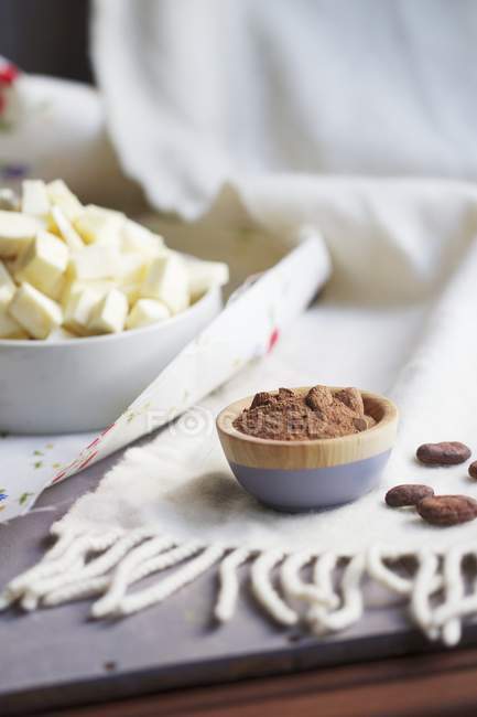 Polvo de cacao y chirivías en rodajas - foto de stock