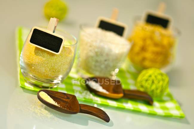 Polenta e arroz e em frascos — Fotografia de Stock