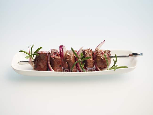 Kebab de cordero en plato - foto de stock