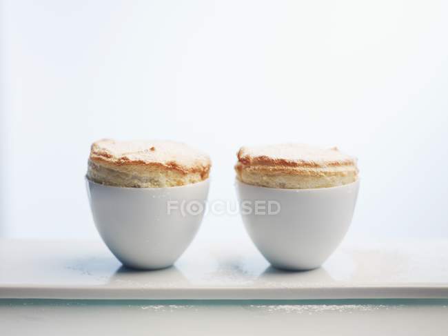 Nahaufnahme von zwei Passionsfrucht-Souffles auf weißem Hintergrund — Stockfoto