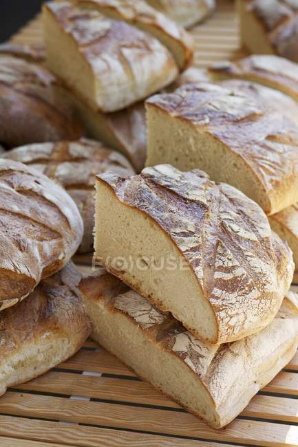 Pão rústico na mesa de madeira — Fotografia de Stock