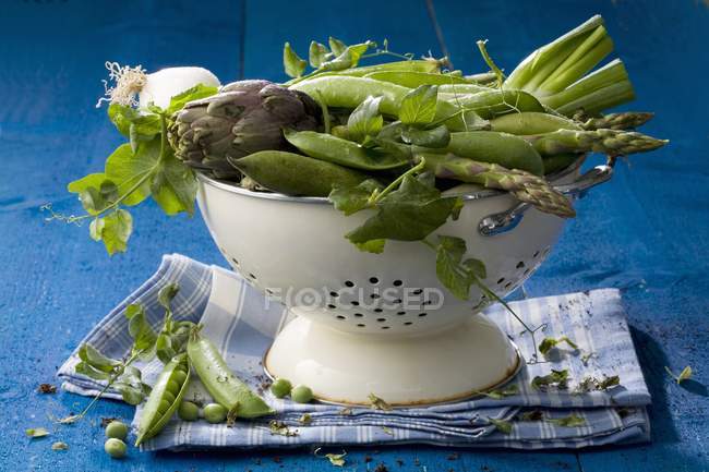 Nature morte de légumes dans un bol blanc sur une serviette — Photo de stock
