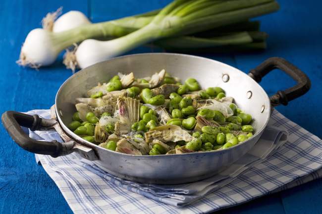 Spadellata di verdure - pan-fried vegetables in wok over towel — Stock Photo