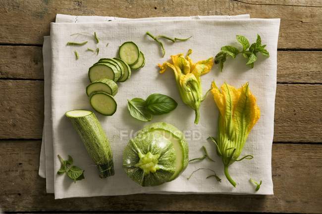 Zucchine affettate con fiori ed erbe aromatiche — Foto stock