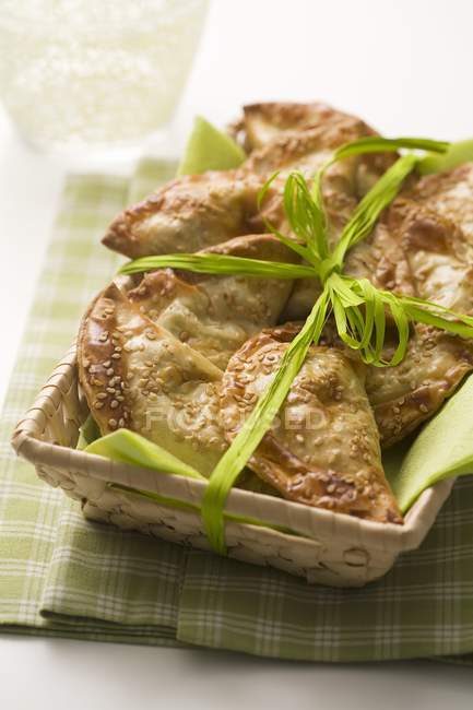 Pasta parcels with creamy courgette filling — Stock Photo