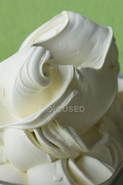 Vue rapprochée de crème fouettée blanche — Photo de stock