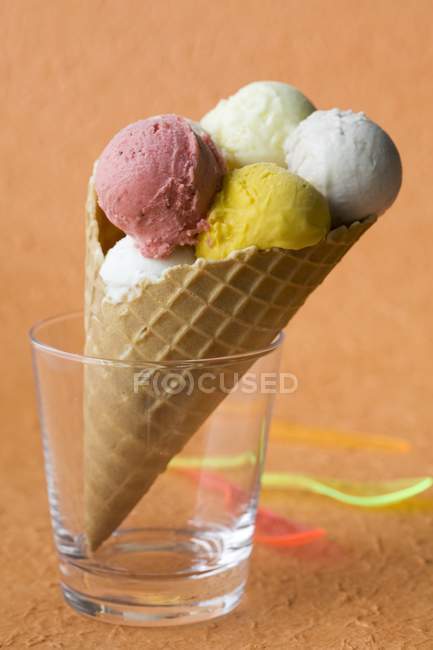 Glace aux fruits avec crème dans un cône de gaufrettes — Photo de stock