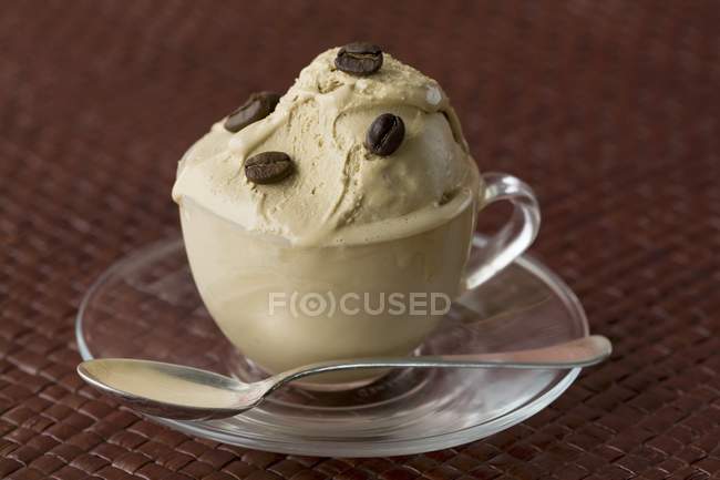 Mocha ice cream with coffee beans — Stock Photo