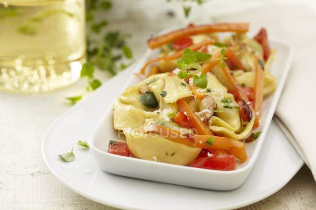 Tortellini pasta with carrots and peppers — Stock Photo