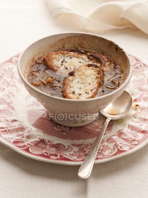 Französische Zwiebelsuppe mit Käsetoast — Stockfoto