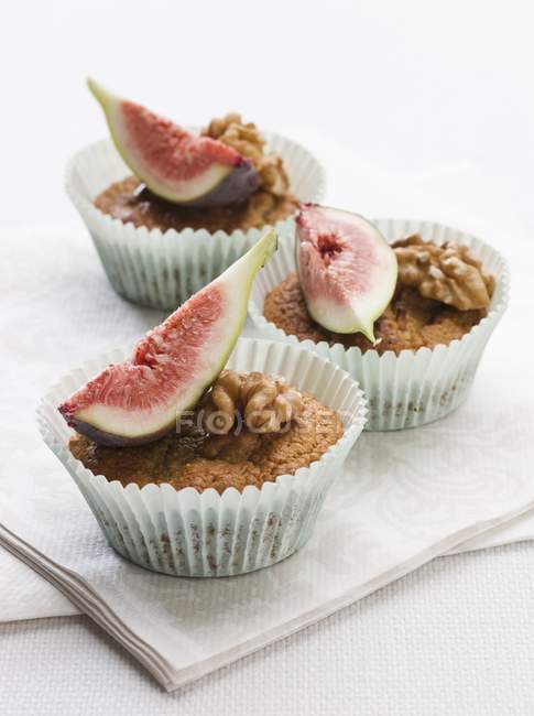 Nut muffins with fresh figs — Stock Photo