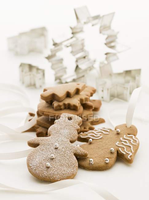 Gingerbread figuras e cortadores — Fotografia de Stock