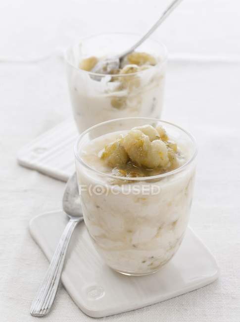 Closeup view of gooseberry fool in glasses with spoons — Stock Photo