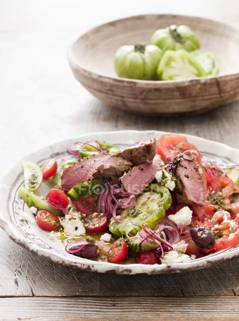 Lamb salad with tomatoes and olives — Stock Photo