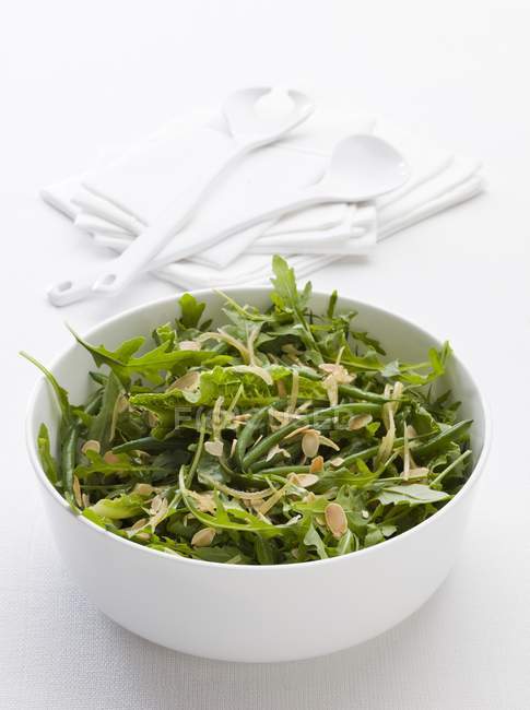 Salade de haricots verts avec fusée — Photo de stock