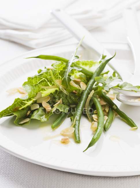 Salad of green beans with rocket — Stock Photo