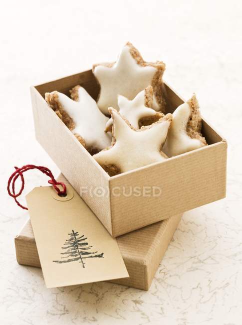 Star-shaped cinnamon biscuits — Stock Photo