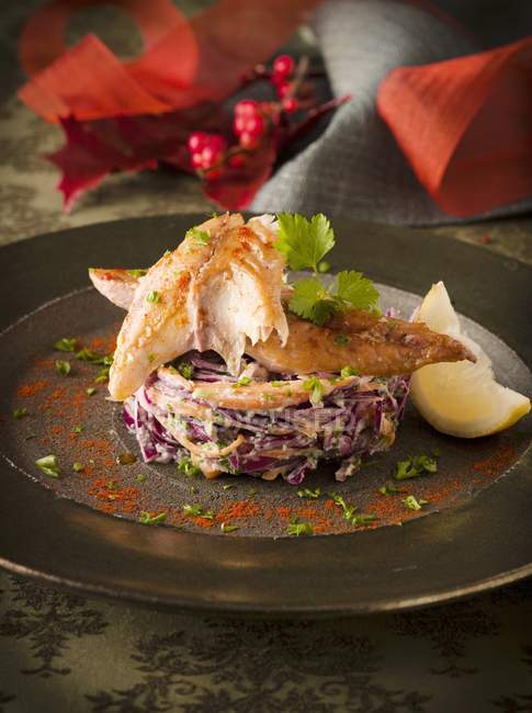 Krautsalat mit gebratener Makrele — Stockfoto