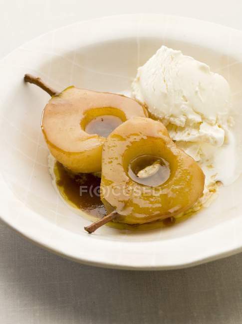 Poached pears with vanilla ice cream — Stock Photo
