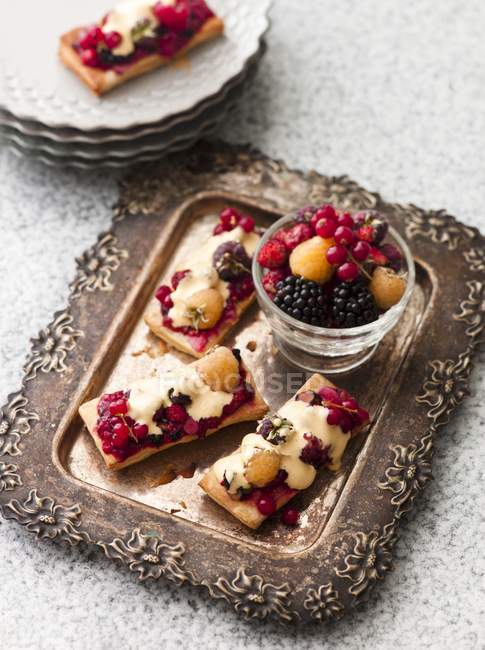 Primo piano vista di fette di pasticceria alla frutta con salsa alla vaniglia — Foto stock