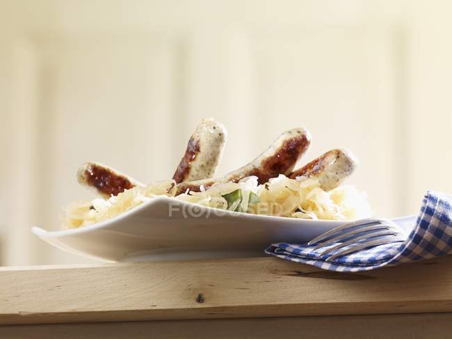 Salsicce arrosto al forno su crauti — Foto stock