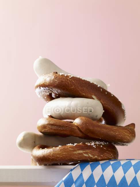 Pilha de pretzels e salsichas brancas — Fotografia de Stock