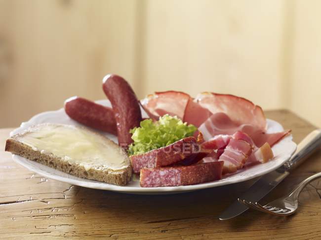 Kalte Fleischplatte mit Brot — Stockfoto