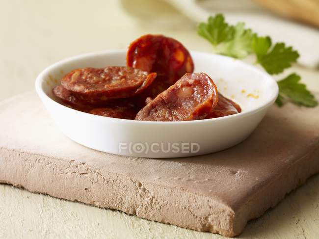 Primo piano vista di tapas Chorizo in ciotola bianca — Foto stock