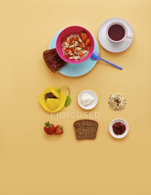 Healthy breakfast with muesli — Stock Photo