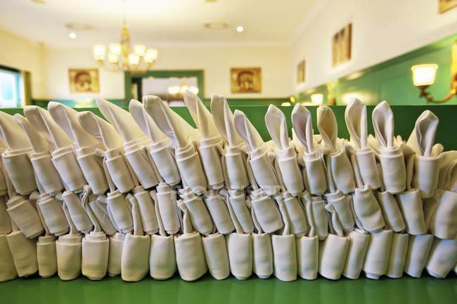 Muitos guardanapos dobrados empilhados em um restaurante — Fotografia de Stock