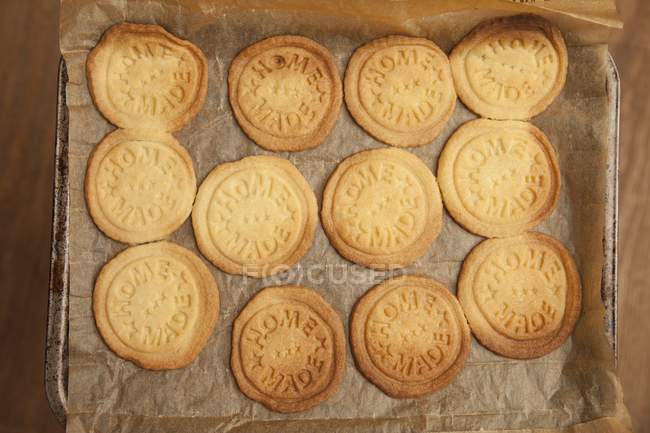 Biscuits estampillés sur plaque à pâtisserie — Photo de stock