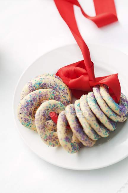 Vanilla ring cookies with sugar sprinkles — Stock Photo