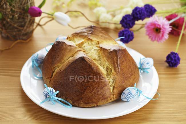 Vue rapprochée de Pâtisserie de Pâques Osterpinze avec petits œufs et fleurs — Photo de stock