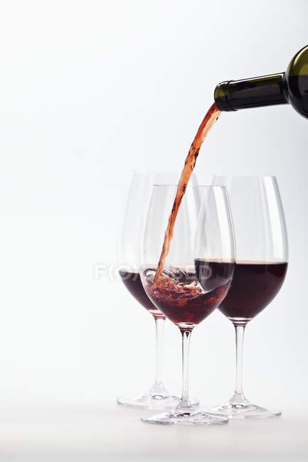 Наливається червоне вино — стокове фото
