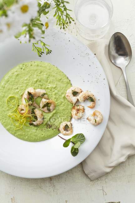 Pea soup with prawns — Stock Photo