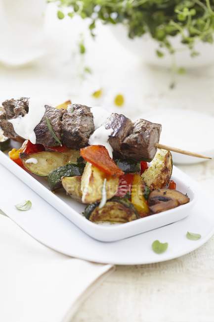 Lamb kebab with vegetables — Stock Photo