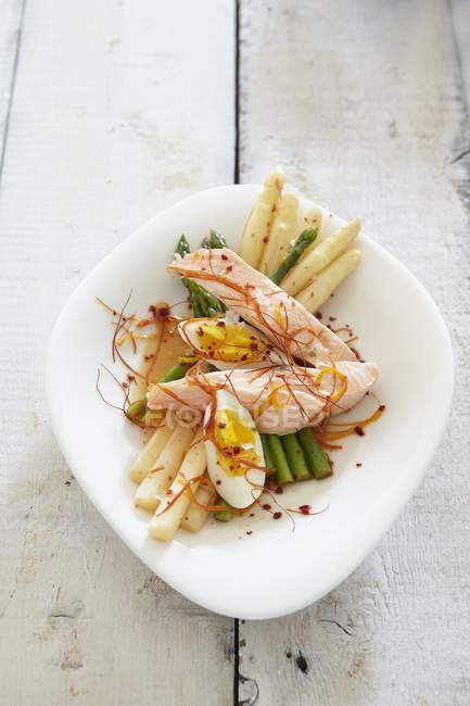 Green and white asparagus with salmon — Stock Photo