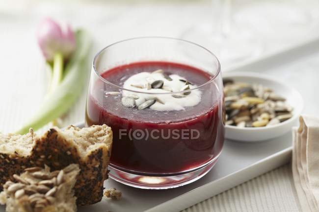 Чаша свекловичного супа со сливками — стоковое фото