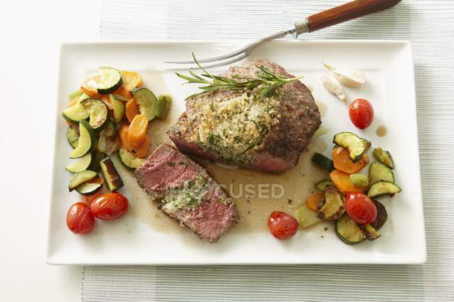 Roast beef with vegetables — Stock Photo