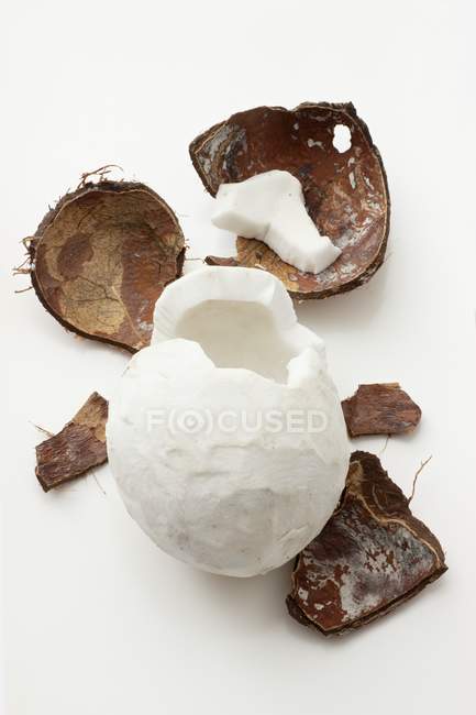 Frisch geschälte Kokosnuss — Stockfoto