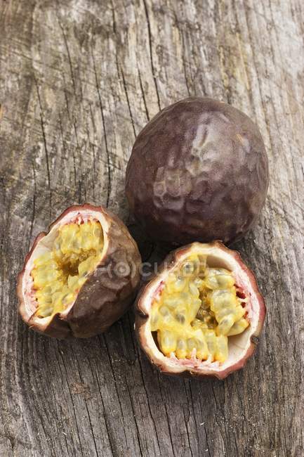 Passion fruit with halves — Stock Photo